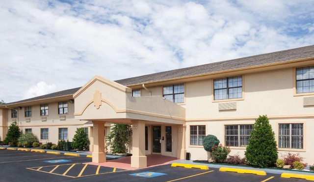 Super 8 by Wyndham Sulphur
