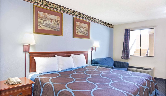 Super 8 by Wyndham Suwanee