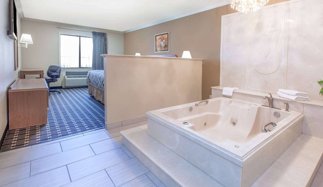 Super 8 by Wyndham Tyler TX