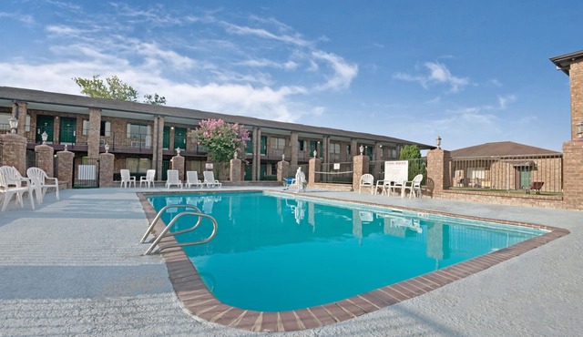 Super 8 by Wyndham Universal City