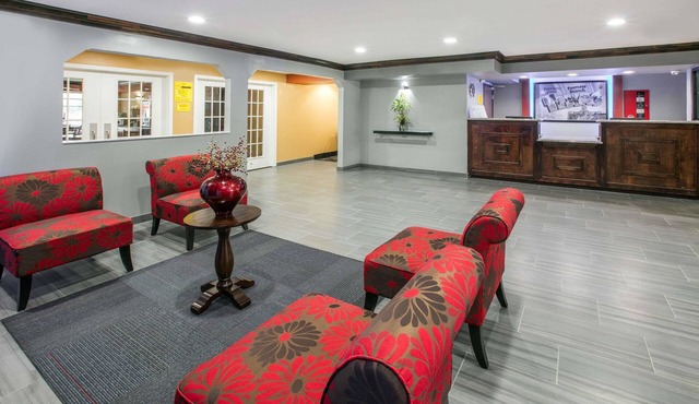 Super 8 by Wyndham Farmers Branch/North Dallas