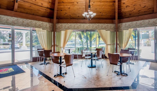 Super 8 by Wyndham North Palm Beach