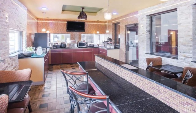Super 8 by Wyndham Van Buren/Ft. Smith Area