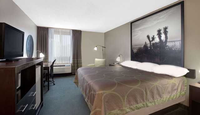 Super 8 by Wyndham Victoria/North/Mall Area