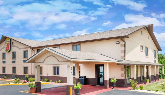 Super 8 by Wyndham Warrensburg