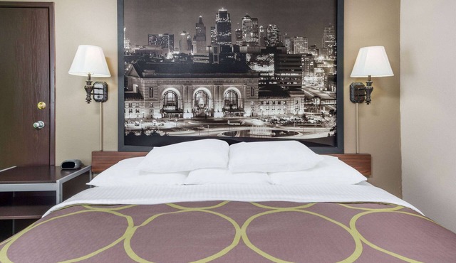 Super 8 by Wyndham Warrensburg