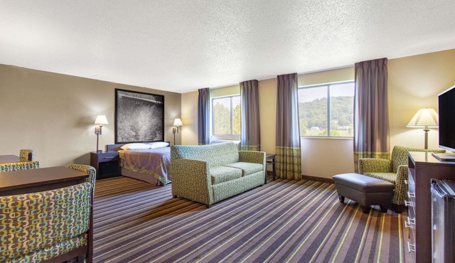 Super 8 by Wyndham Weston WV