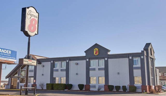 Super 8 by Wyndham Wichita Airport West Kellogg