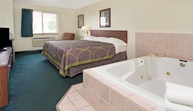 Super 8 by Wyndham Windsor