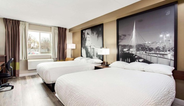 Super 8 by Wyndham Winnipeg West
