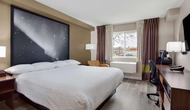 Super 8 by Wyndham Winnipeg West