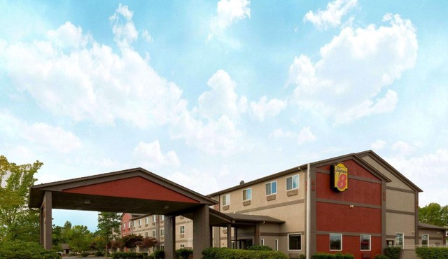 Super 8 by Wyndham Woodburn