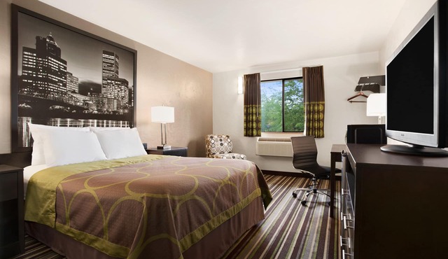 Super 8 by Wyndham Woodburn