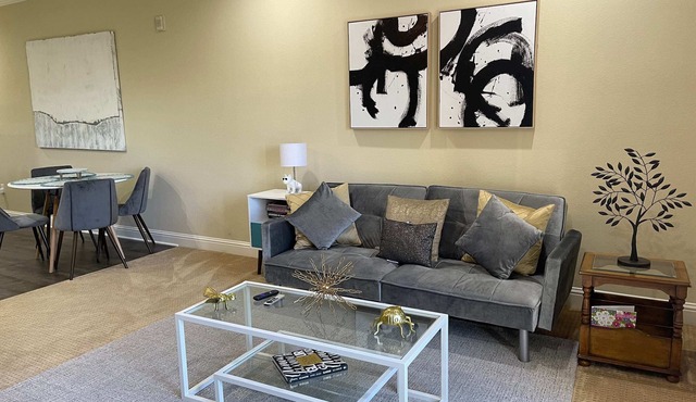 SUPER BOWL 7 MINUTES AWAY - LEVI'S STADIUM 2BR W/balcony, GREAT location 2FREEParking