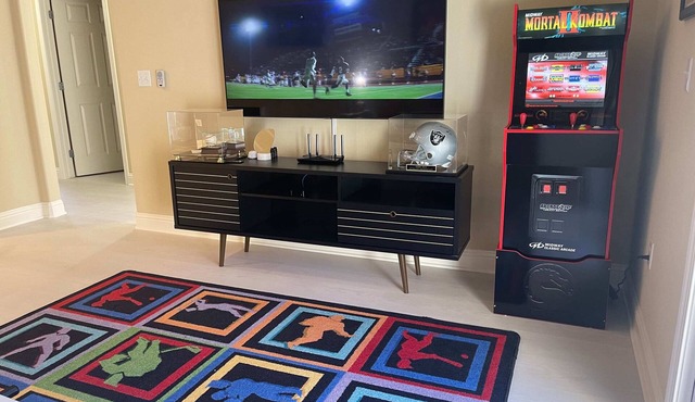 SUPER BOWL 7 MINUTES AWAY - LEVI'S STADIUM Themed 2bedApt w BEST location fully stocked 2 parking