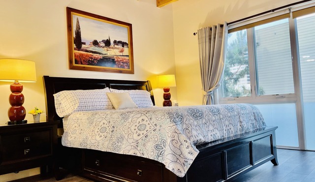 Super central Santa Ana 3BR Townhome Close to Disneyland, UCI & Newport Beach