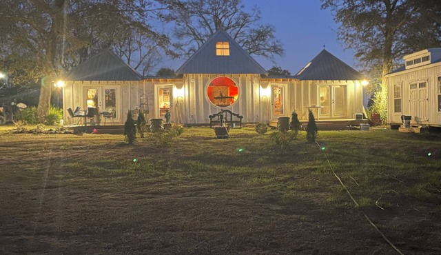 Super Charming GARDEN COTTAGE on gorgeous farm 20 min to Aiken.