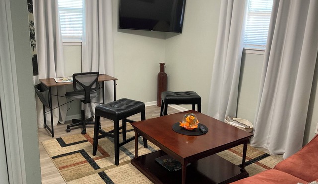 Super Clean and Convenient Apartment Convenient to NOLA and MSY ~ The Che'Leone