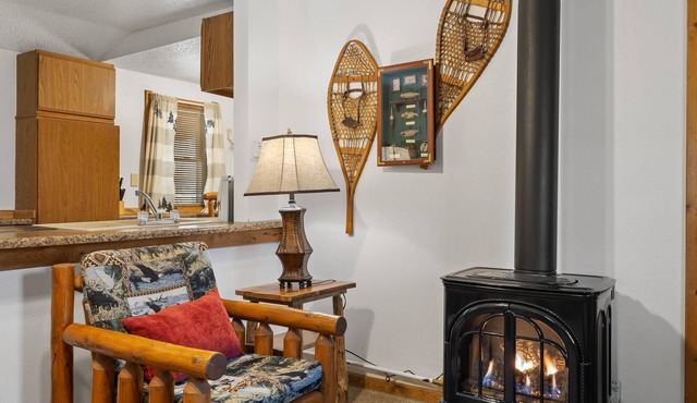 Super Clean Cabin Thirty Minutes from Mt Rushmore - In Rapid City On Canyon Lake Thirty Minutes from Mt Rushmore