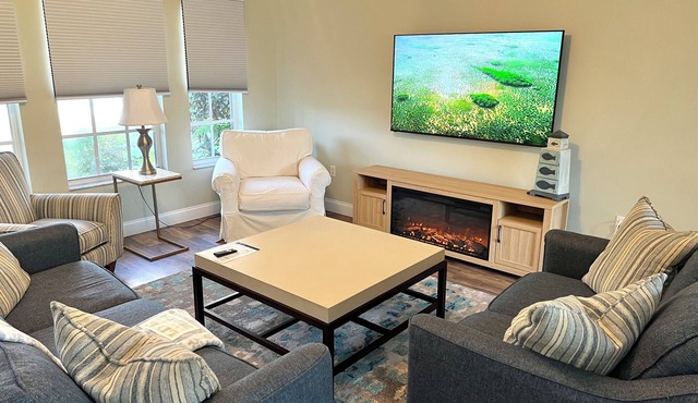 Super Clean, Comfortable, & Centrally Located near RSW and FGCU