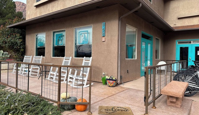 Super Clean, fully stocked apt in the heart of town! 1 M to ZNP, Shuttle stop #5