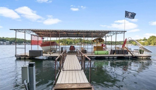 SUPER CLEAN! - Great Cove! on 8mm w/SUP & Kayak, dock w/waterslide & tiki bar