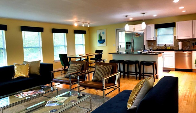 *SUPER CLEAN*Luxurious*Spacious*Open Plan*Great Amenities*Short Walk to ND!