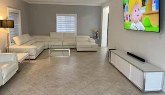 Super Clean, Luxurious 6 Bedroom Home