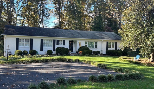 Super Clean luxury flat near the James River in park-like setting.