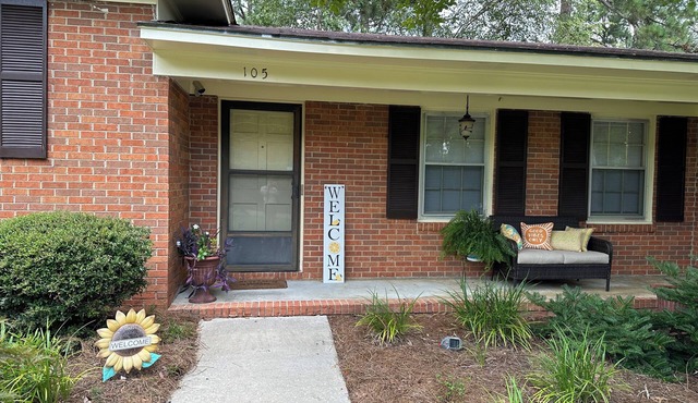 SUPER CLEAN , Spacious split level house sleeps 8 in the Heart of Statesboro