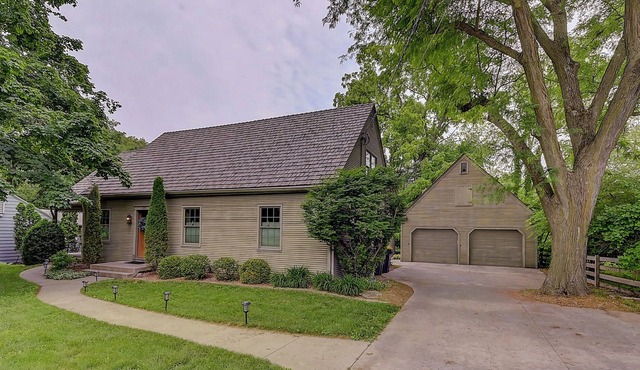Super close to everything! 5 bedrooms close to Hawkeye events & the Hospital