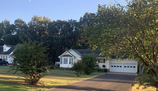 Super close to town- wonderful neighborhood!