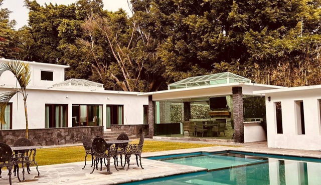 Super comfortable cabin with pool, surrounded by nature, close to downtown.