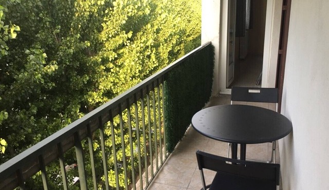 Super comfy apartment close comedy