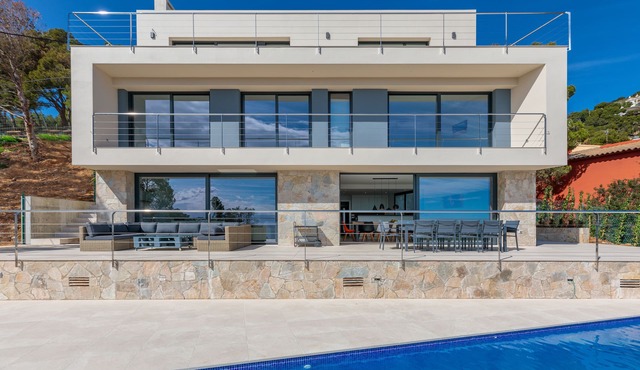 Super-contemporary 5-bedroom architect-designed villa with exceptional sea view