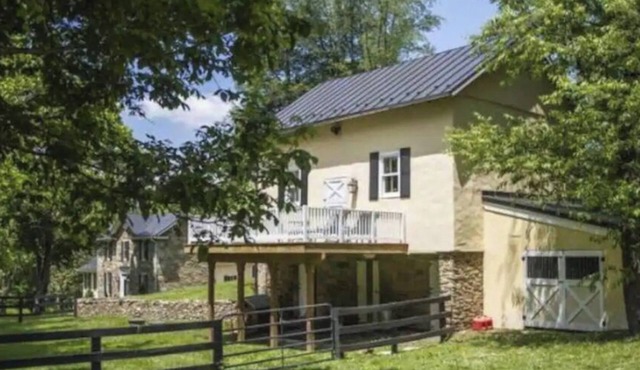 super cosy cottage with high speed internet!