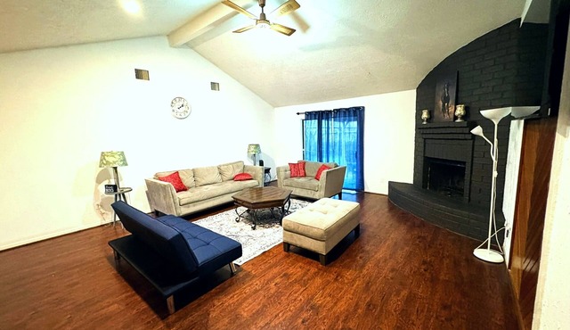 Super Cozy 4 Bedroom by Premier Host - Sleeps 10