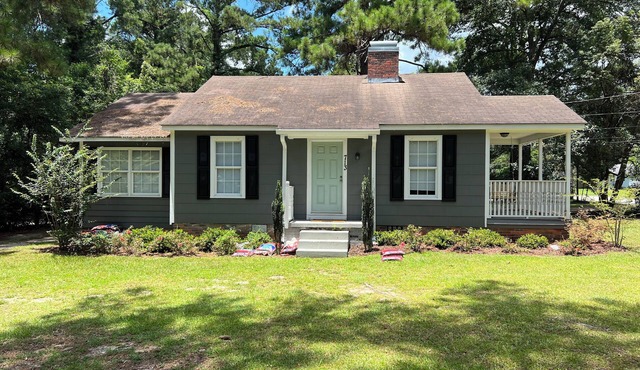 Super Cozy Cottage is updated, fully stocked and close to Downtown Thomasville!