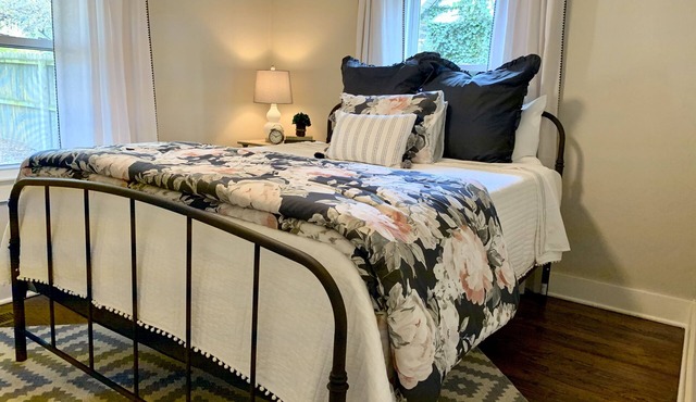 Super Cozy Downtown Rogers Cottage