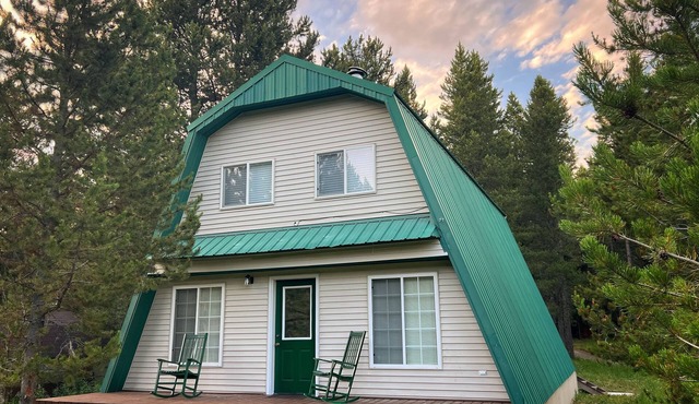 Super cozy family cabin near Yellowstone with full kitchen and laundry.