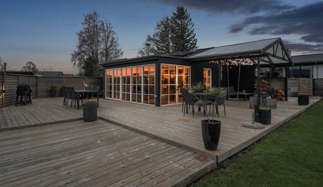 Super cozy holiday home in Nordic style in Høll