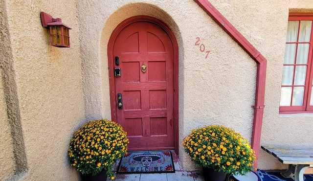 Super cozy southwestern style house. Lots of food/activities nearby.