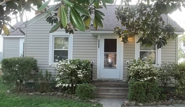 Super cute, 2 bedroom, 1 bath, furnished cottage