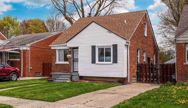 SUPER CUTE AND GREAT HOME APPROX 15MINS TO DOWNTOWN DETROIT SLEEPS 14 GUESTS