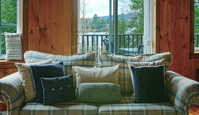 Super cute cedar chalet surrounded by the forest with access to water