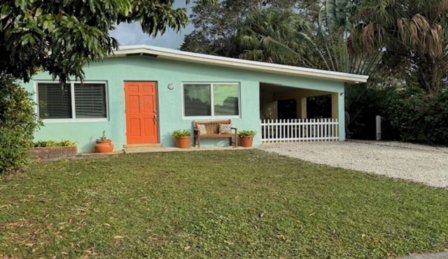 Super Cute & Clean Pet Friendly Cottage near Beaches & Quaint Downtown Stuart