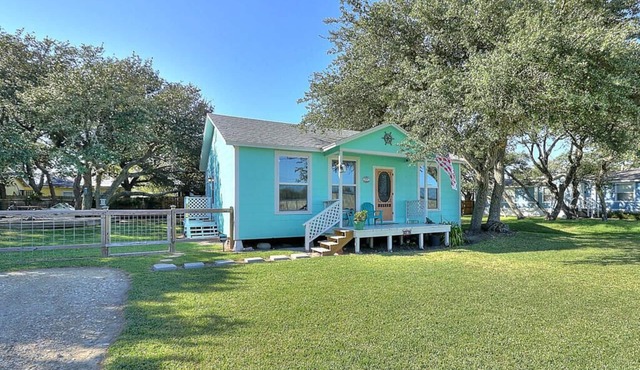 SUPER CUTE COASTAL BEND COTTAGE! Start booking your 2026 getaway!