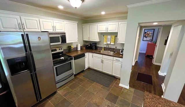 *SUPER CuTe & cOoL COTTAGE + White Picket Fence!! CONVENIENT LOCATION!