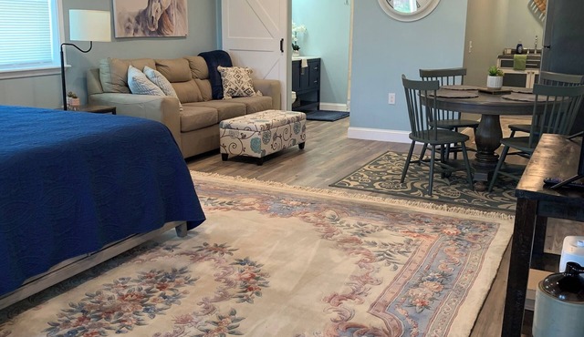 Super cute studio apartment south of Tulsa! Newly renovated and ready to go!
