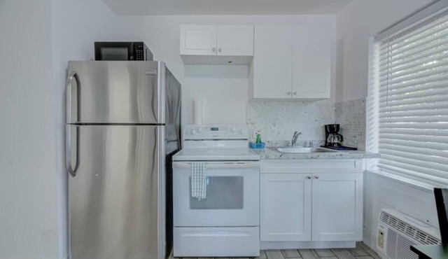 Super Cute Studio with Wifi/Kitchen/Parking in vibrant Calle Ocho, Miami!